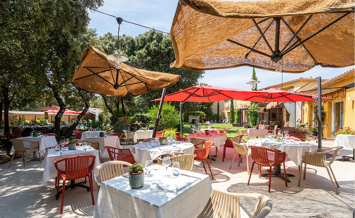 Terrasse restaurant la Chênaie Grignan